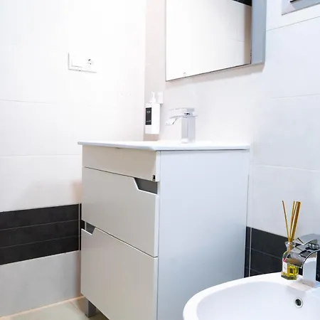 Peaceful With Sea & Nature Views, Terrace, Pool And Garage شقة